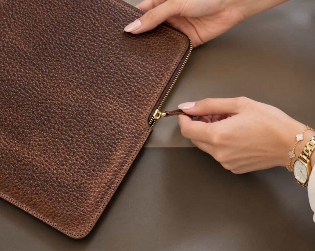 کاور لپ تاپ چرم لیواژ فلوتر